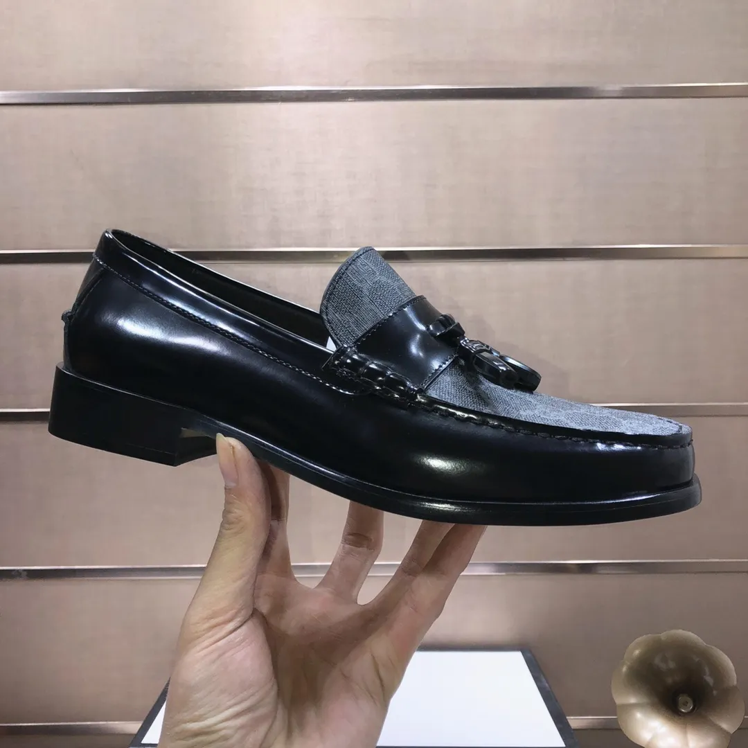 Factory batch 580💰Italy’s top luxury men’s shoe giant (GUCCI) (Gucci) (full cowhide lining) new arrival🍃Original European style🔰 Pleasant to the eye😍In order to make the shoes more durable and non-deformable🌀The production continues to follow traditional methods but there is still no lack of innovation💪Select original cowhide for the leather♻️Smooth, natural and extra bright⭐Made of imported cowhide The rich man’s first choice 38-45 (45 customized)